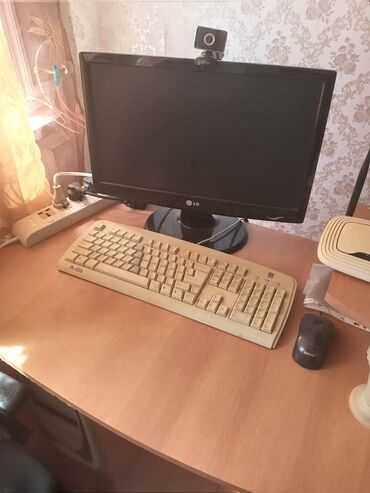 ustol ustu komputer: Компьютеркому нужно для игор и так же можнл работать, телефон для
