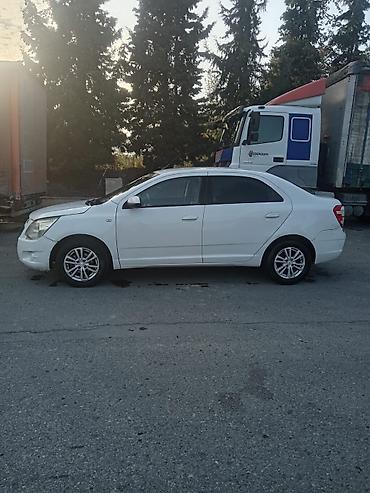 qaz: Chevrolet Cobalt sedan - Kuzov: 4 qapılı sedan, ağ rəng - Qaz — 4