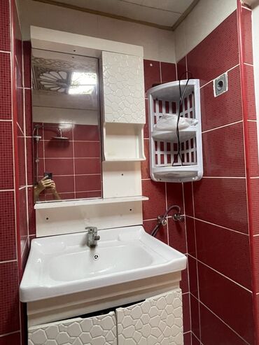 hovsan hamam: Ağ rəngdə, güzgülü və rəfli hamam mebeli dəsti. Bu dəstə lavabo