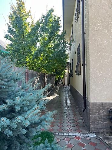 Продажа коттеджей и домов: Просторный двухэтажный дом с ухоженным зеленым участком. - — 28