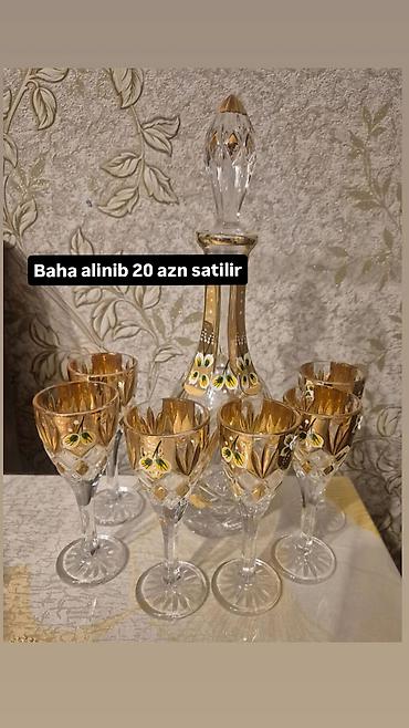 xrustal qrafin: Qızılı naxışlı büllur içki dəsti - Tərkibi: 1 ədəd qapaqlı qrafin + 6 — 1