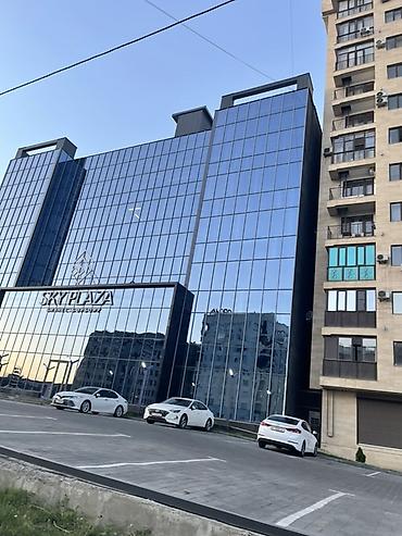 салон сатылат: Кеңселерди ижаралоо, 58 м², Бизнес борборунда, Тоолор көрүнүп турат — 3