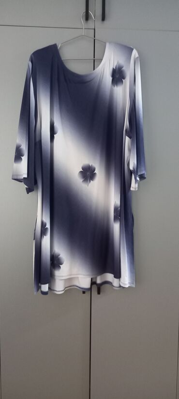 Köynək və bluzalar: Tünd rəngdə, qızılgül naxışlı qadın tunikası. Bu tunika v-yaxalı və — 10