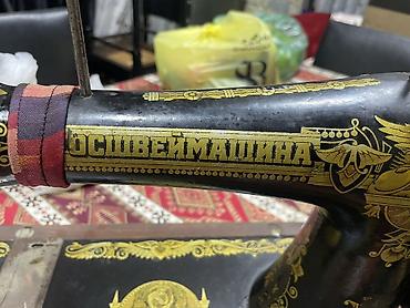 kiçik maşınlar: Mexaniki tikiş maşını – əl fırlatmalı, çuqun gövdəli klassik model — 9