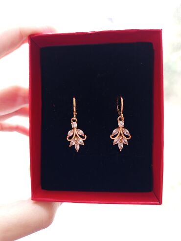 Çantalar: Zərif qadın sırğaları – qızılı rəngdə, zərif asma dizayn. - Material — 2