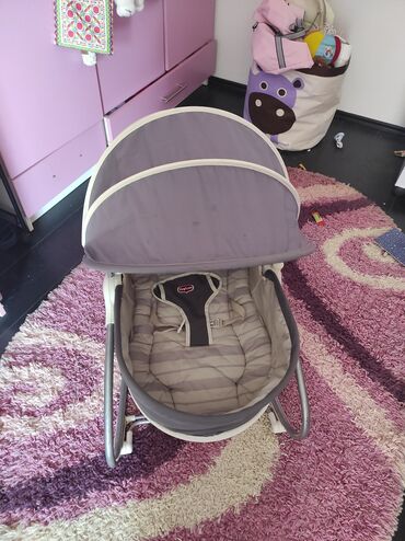 jaje za iznosenje bebe: Njihalica za bebe,malo koriscena.ima vibraciju i ljulja se