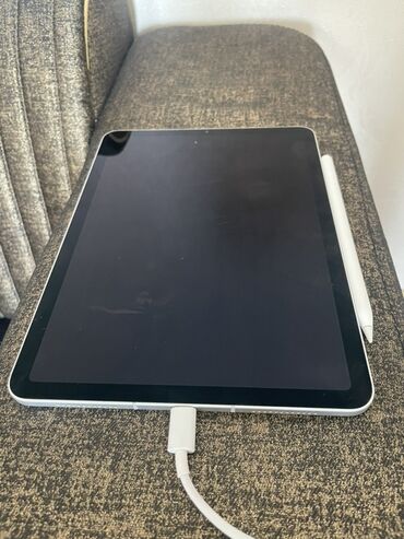 Audio: 256 GB yaddaşa malik Apple iPad Air (4-cü nəsil) planşeti. Şarj kabeli