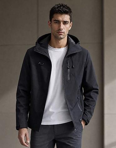 Kurtkalar: Kişi üçün qara rəngli kapüşonlu yüngül jaket - Minimalist dizayn — 2