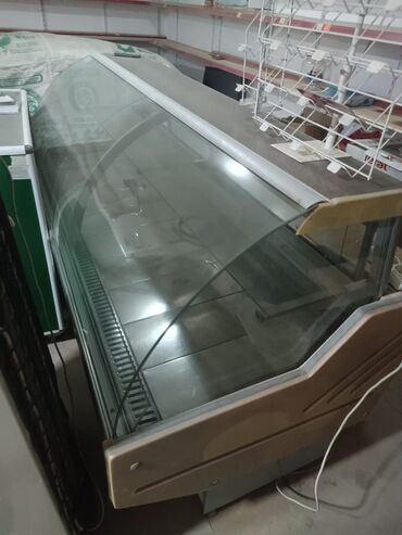 maşın üçün soyuduçu: Vitrin soyuducu satılır 800azn. Ölçü 2/1. Təmiz nerkaveykadi. Ünvan