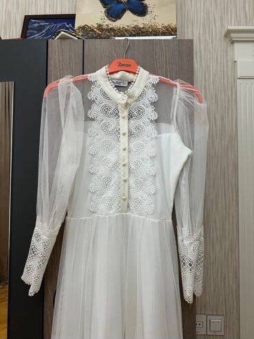 krujevalı qadın trusuları: Ağ rəngli uzun şifon/mat tull paltarı. - Dizayn: Yuxarı hissə boyunca