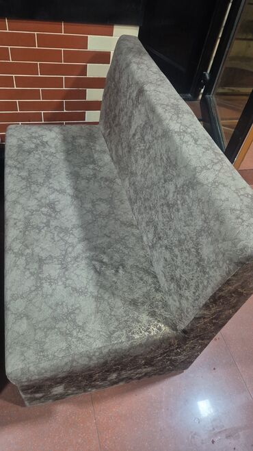 dəri gödəkçələr: İki nəfərlik restoran/kafe oturacaq divanı.Sayı 10 əd qabaq stolları