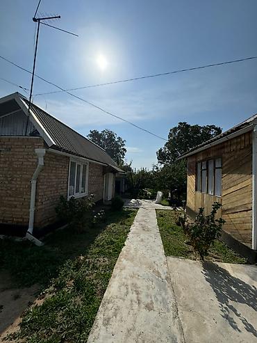 Продажа коттеджей и домов: 🏡✨ Продаётся уютный дом на берегу прекрасного Иссык-Куль ✨🏔️ 📍 Район — 4