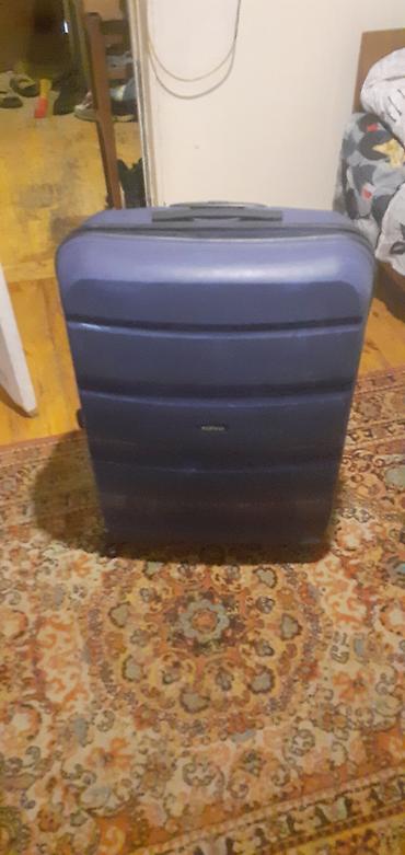Sərt korpuslu səyahət çamadanı – tünd mavi rəng. - Dörd 360° fırlanan