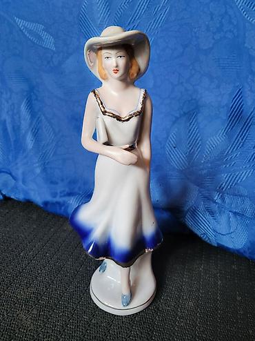 "t nkladeuc 2220.9" models: Figura devojke sa knjigom porcelanska iz 70ih godina. Figura — 1