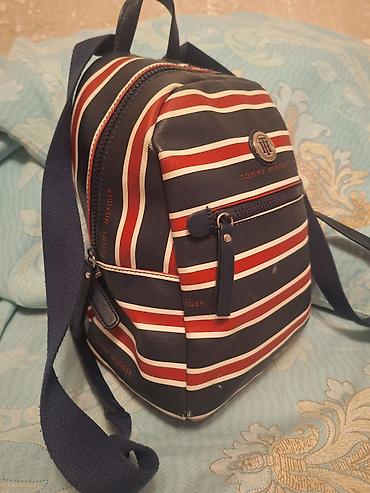 сумка томми: Мини‑рюкзак Tommy Hilfiger - Компактный городской рюкзак с фирменным — 1