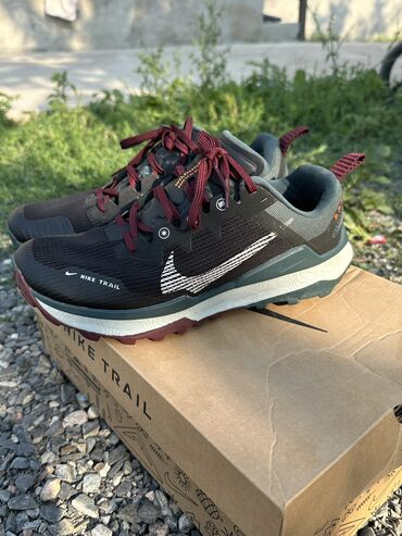 пальто зимнее мужское: Эркектердин кроссовкасы, 40, Nike, Колдонулган, түсү - Жашыл, Акылуу жеткирүү