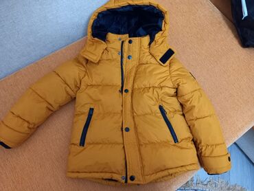 теплая верхняя одежда: Детская куртка для мальчиков (теплая)
возраст 4-5 лет 
цена 10 азн