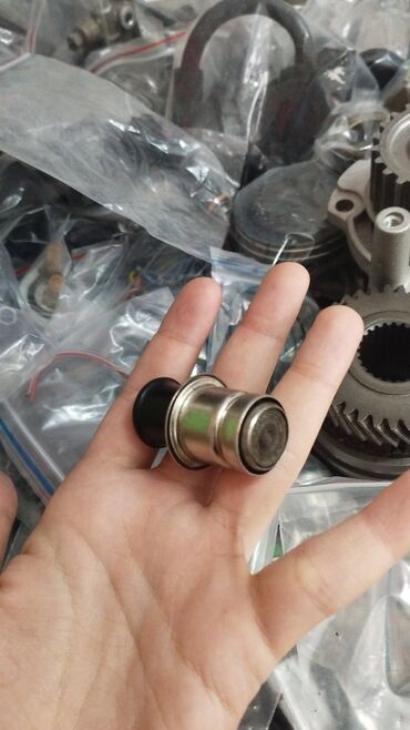 traktor altlıqlı ağ bosonojkalar: Avtomobil siqaret alışdırıcısı (12V) üçün panel yuvası və düyməli fiş