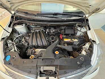 nisan note: Ağ rəngli Nissan Tiida sedan. Avtomobilin salonu açıq bej tonlarda — 6