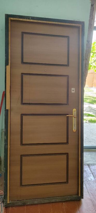 tapanca kleyin qiymeti: Evdən sökülmüş, yaxşı vəziyyətdə çöl seyf qapı, qalın və çox ağırdı