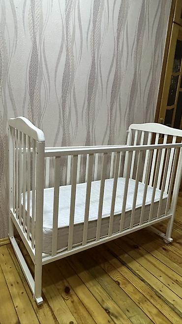 Beşiklər: Ağ rəngdə taxta uşaq beşiyi - Klassik dizaynlı, qoruyucu şəbəkəli yan — 3