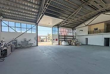 Magacini i radionice: Izdaje se prostrana i funkcionalna hala ukupne površine 420 m² ( 300 — 5