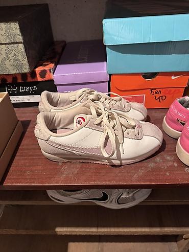 Айымдардын бут кийими: Кроссовкалар, 39, Nike, Колдонулган, түсү - Саргыч боз, Өзү алып кетүү — 3