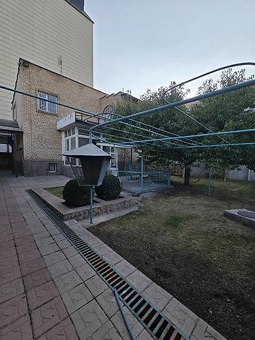 шикарный особняки: Сдаю особняк в районе джал Второй этаж 4 комнаты + сан узел Первый — 2