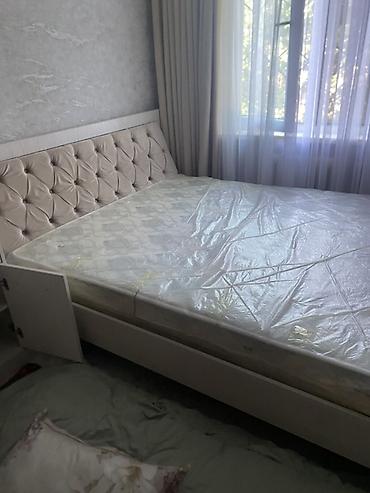 2х кровать: Двуспальная кровать с мягким изголовьем + матрас + прикроватная тумба — 1