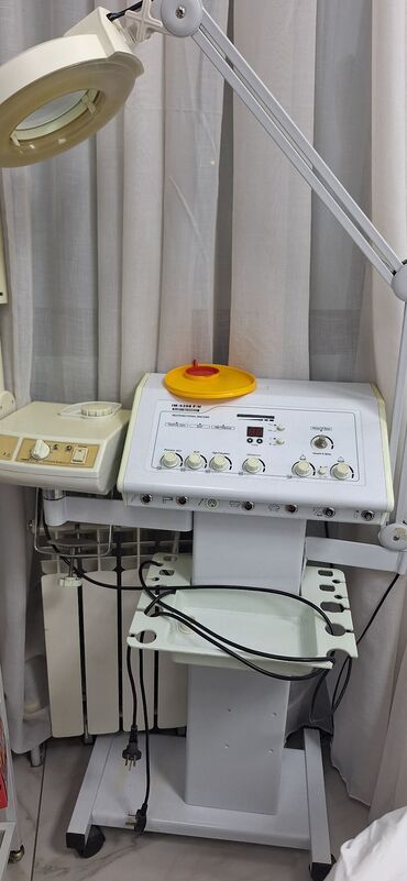 маникюрный столик: Многофункциональный косметологический комбайн на стойке с колесной