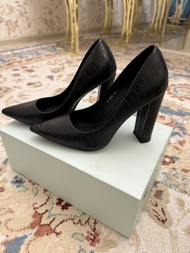 Tuflilər: Qadın klassik tufliləri – Sasha Fabiani Əla vəziyyətdədir. - Rəng