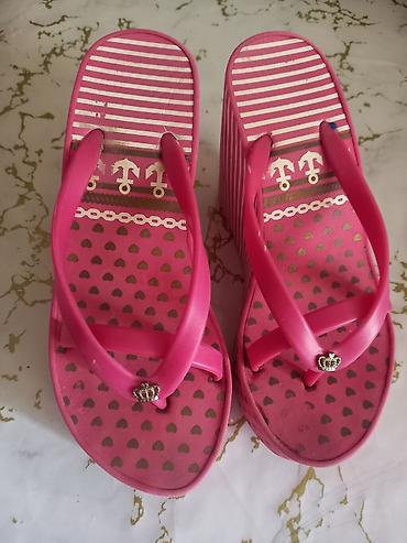 kupalni push up: Juicy Couture brendinin Y2K üslubunda platforma basmaqları - Brend — 1