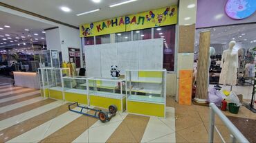 деревянные витрины: Несколько торговых витрин жёлтого цвета с прозрачными стеклянными