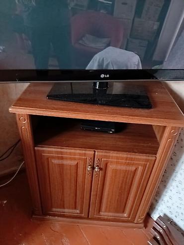 TV altlığı: İşlənmiş, Düz TV altlığı, Polkalı, Laminat — 1