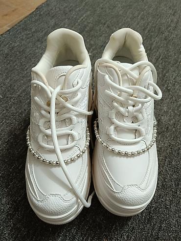 Patike: Beli ženske patike,debeli đon . original " bershka" — 9