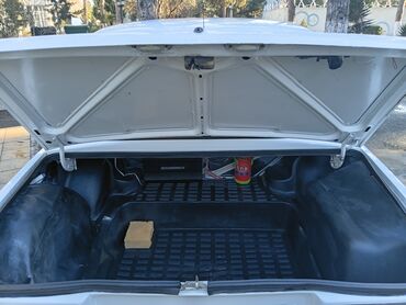 VAZ (LADA): VAZ 2107, ağ rəng, sedan. Xüsusiyyətlər: - Kuzov: 4 qapılı sedan — 9