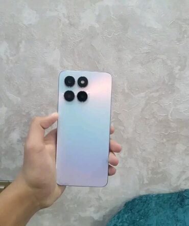 QAZ: Smartfon – dördlü kamera dizaynı, gradient arxa panel Xüsusiyyətlər