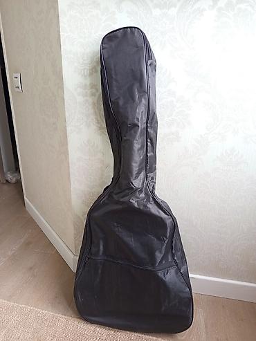 gitara sim: Klassik akustik gitara – 4/4 ölçü, qara parlaq korpusla. - Korpus — 4