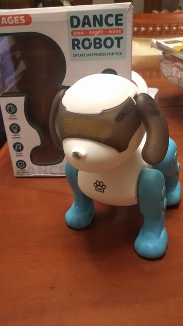 robot it: Bu rəqs edən robot it oyuncağı ağ və mavi rənglərdə hazırlanmışdır