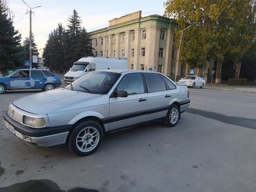 Volkswagen: Volkswagen Passat: 1988 г., 1.8 л, Механика, Бензин, Седан