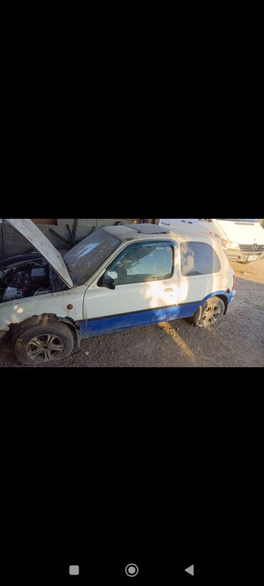 матор ниссан: Компактный трёхдверный хэтчбек Nissan (линейка Micra K11) бело‑синего