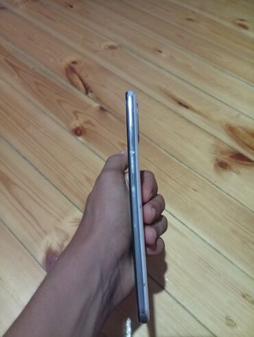 Yan tərəfdən görünən bu smartfon nazik və dəbli dizayna malikdir