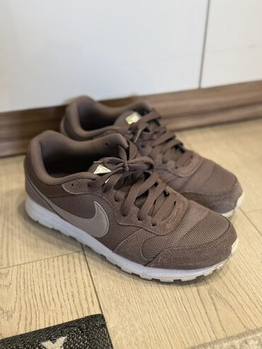 обувь для фитнеса: Кроссовки Nike пудровых тонах. Верх выполнен из комбинации сетчатого