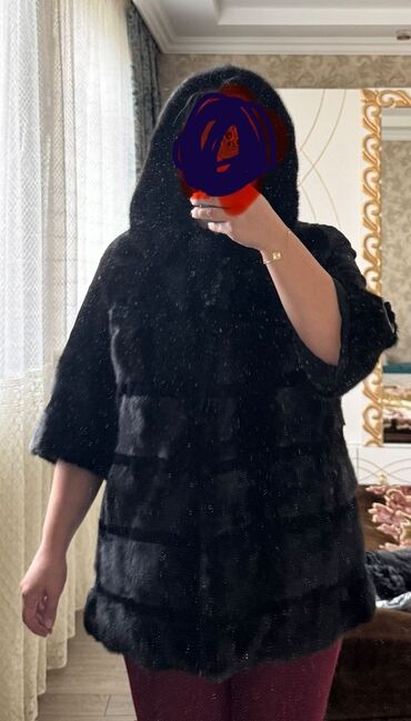 Kürklər: Kristina brendinə məxsus qara rəngli, başlıqlı xəz palto. Bu uzun — 5