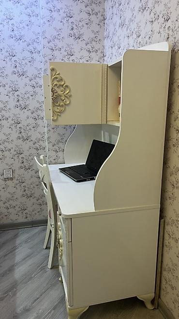 Mebel: Zərif klassik dizaynda yazı və kompüter masası. Ağ rəngdə hazırlanıb — 3