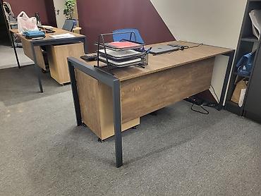 ofis: Masaüstü iş stolu – metal karkaslı, ağac teksturalı laminat səthlə - — 4
