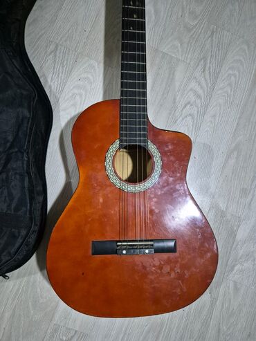 Saz: Salam gitara satilir 60 azn sadece bir teli yoxdu qalan her seyi
