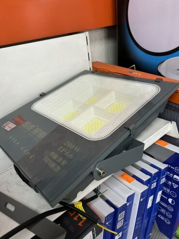 светодиодный светильник с датчиком движения: Светодиодный прожектор 200W - Мощность: 200 Вт - Класс защиты: IP66 —