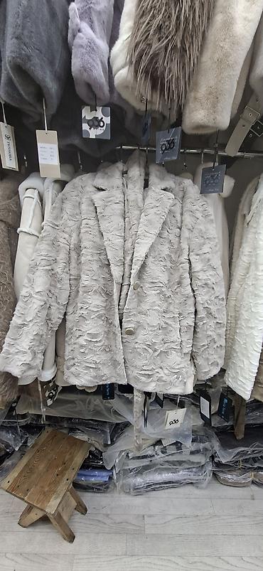 Женская шуба из мягкого фактурного меха светло-бежевого оттенка at lalafo.kg Женская шуба из мягкого фактурного меха светло-бежевого оттенка