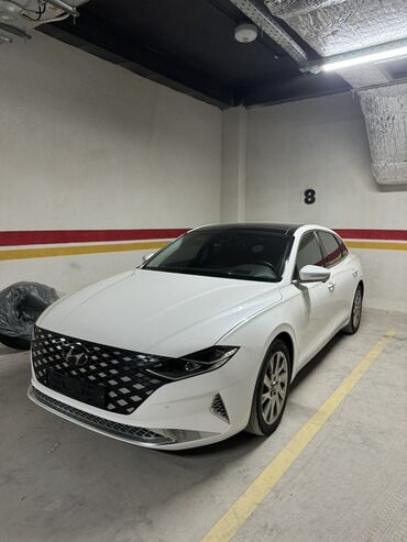 штампованный диск: Hyundai Grandeur (Azera) седан, белый кузов с черной крышей